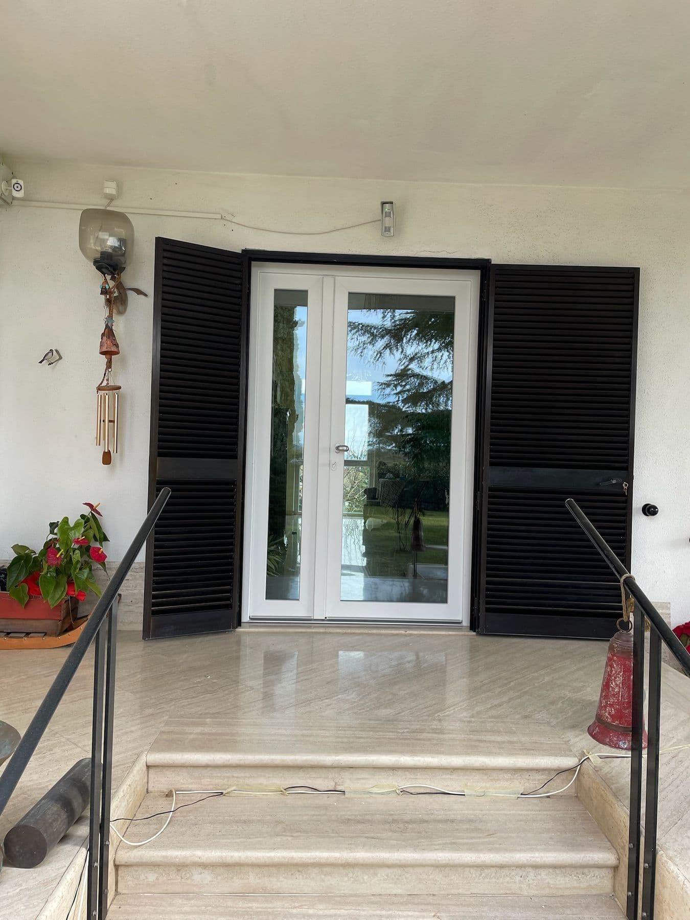 Ingresso con scuri neri