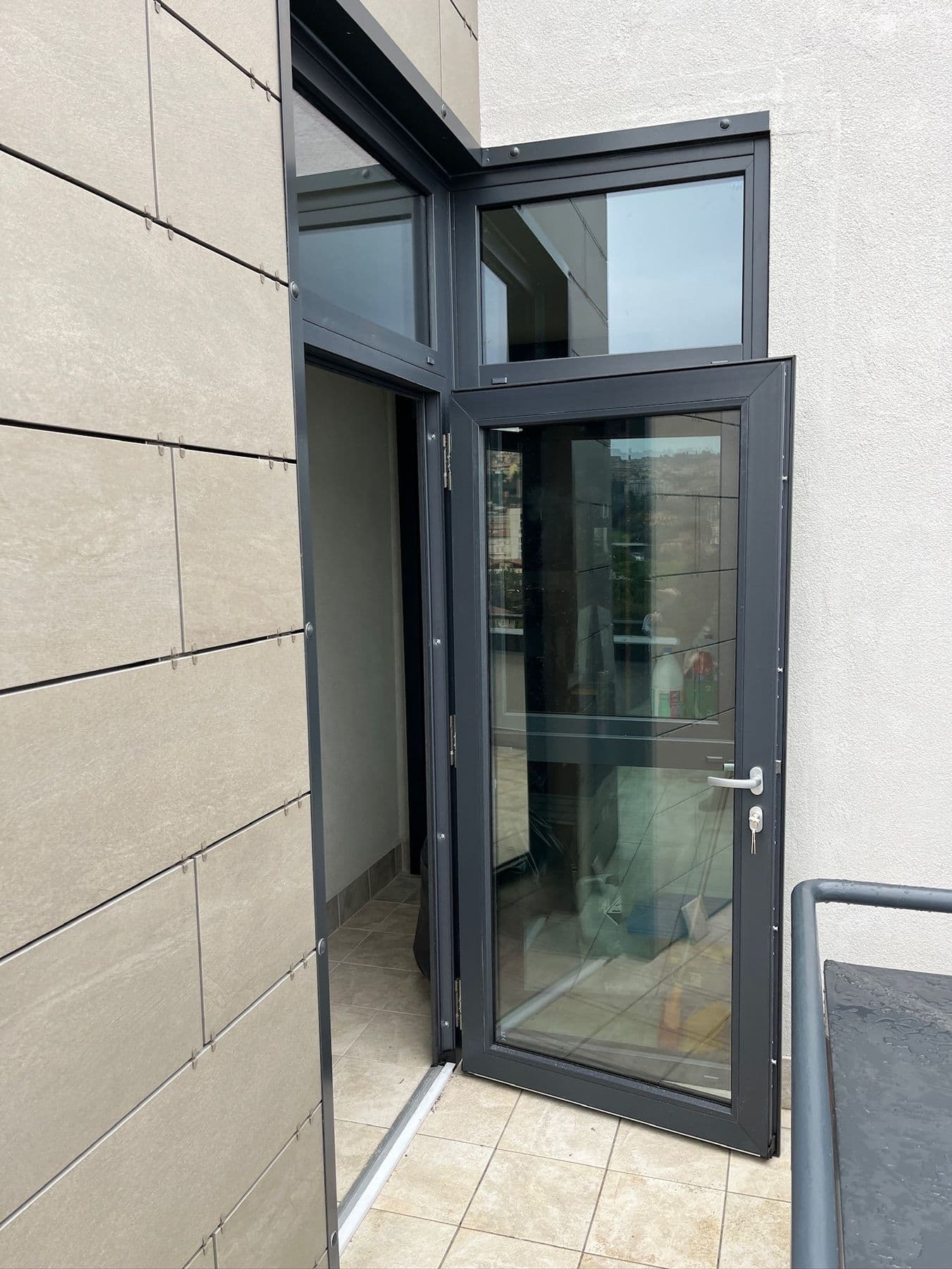 Portoncino d'ingresso in alluminio nero installato da Blindo